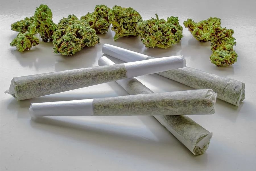 Roll-a-Joint-Like-the-Experts